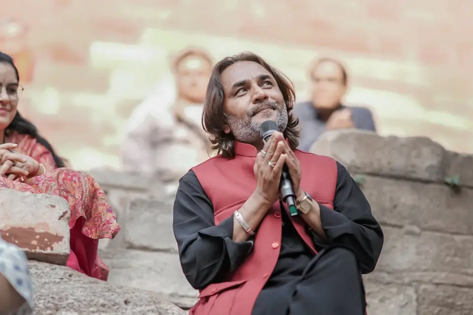 A singer with a microphone among the guests on the steps